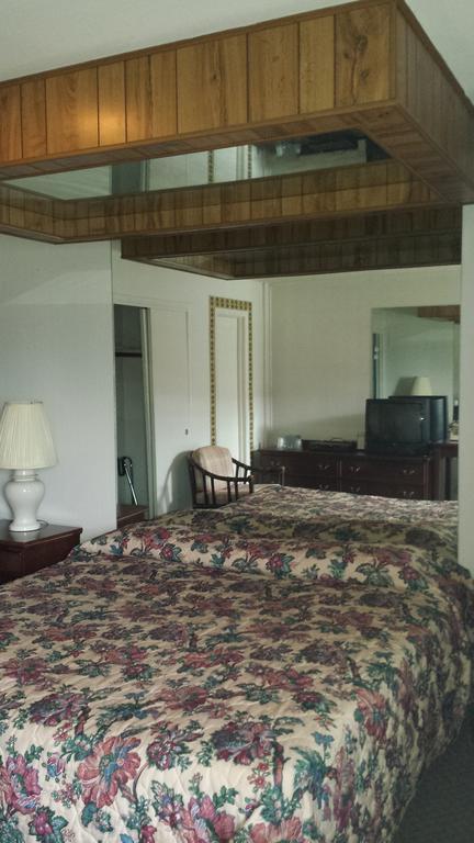 Olde Court Inn Wheeling Habitación foto